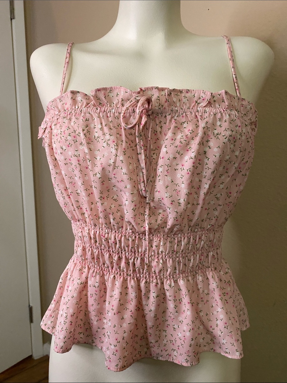 Love Tree Pink Floral Smocked Spaghetti Strap cami Tank top M 💕